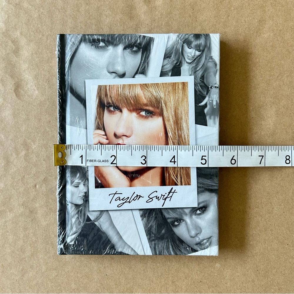 Taylor Swift Collectible Hardcover Book Taylor Swift Spotlight On A Legend Book - Picture 9 of 12